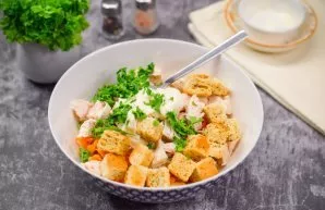 Add toast, mayonnaise and chopped parsley to the salad. Season the salad to taste with salt and ground pepper.