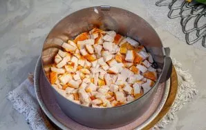 Cut the smoked chicken into small cubes and put it on top of the rice.