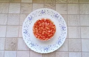 Wash the tomatoes and chop finely. Put on top of the egg layer.