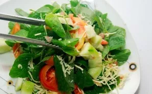 Cut the tomatoes into quarters and put in a salad with spinach and cheese. Salt and pepper to taste. Stir.