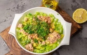 Squeeze lemon juice and add olive oil. Stir the salad.