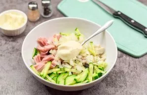 Season the salad with mayonnaise, add salt and pepper to taste.