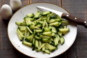 Chop the fresh cucumber into thin strips.