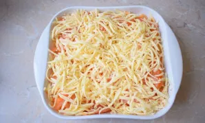 Sprinkle the top of the dish with grated cheese and place in an oven preheated to 180 degrees for 40 minutes.
