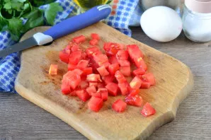 Cut the tomatoes into cubes.
