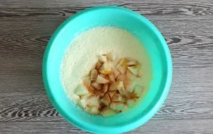 In a bowl of cottage cheese and egg mass, add chopped apples, cinnamon and vanillin. Stir.