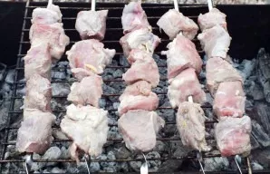 Prepare a barbecue with charcoal. As soon as they become 