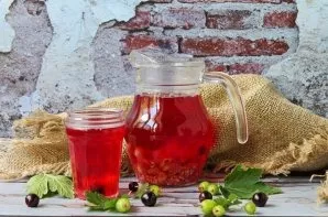 Currant and gooseberry compote is ready!