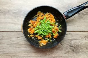 Wash the peppers, cut off the stalk and remove the seeds, cut into strips. Put in a pan and fry for 5 minutes with other vegetables.