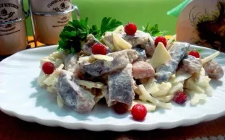 Next, we mix all the ingredients and season with sour cream, in which we put a tablespoon of lemon juice and a teaspoon of mustard. Mix w...