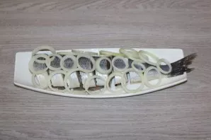 Cut the herring into pieces, marinate the onion in a mixture of vinegar and water. Put onion rings on top of the herring.