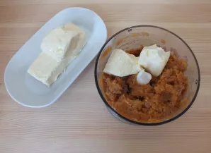 Add soft butter to the resulting mass and beat again.