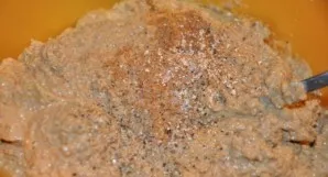 Crush the mushrooms, vegetables and liver and chop with a blender. Add nutmeg, salt and pepper to taste.