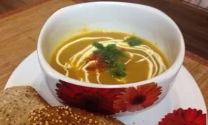 Serve the finished soup with slices of bread and sour cream.
