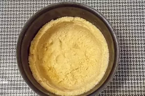 Take a form d = 15 cm and cover it with baking paper. Spread the cookie mixture evenly over the bottom and sides of the pan.