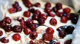 Put half the cherries on top, slightly squeeze the berries. Bake the cake for 45 minutes.