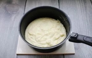 Rub the cooked millet porridge with a blender to a homogeneous, creamy consistency. Or strain through a sieve.