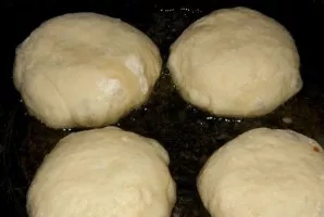 I leave the donuts for 15 minutes, then put the pan on the fire, add sunflower oil and lay out the donuts on the heated surface.