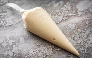 With the finished dough, fill the pastry bag without a nozzle.