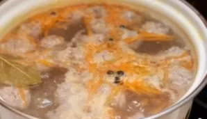 Put carrots and potatoes in a bowl. Add salt, spices and bay leaf and simmer for 15 minutes over low heat.