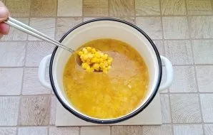 When all the ingredients for the soup are ready, put the canned corn in a saucepan.
