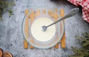 Mix the cream and egg yolk until smooth.