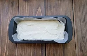 Put the finished dough in a baking sheet lined with baking paper.