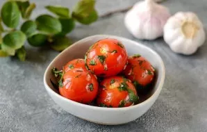 Salted cherry tomatoes are ready, with a good appetite!