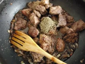 Then return the meat to the pan, pour the wine and spices, stir and simmer over low heat for 1.5 hours.