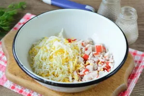 Put crab sticks and grated eggs in a bowl.