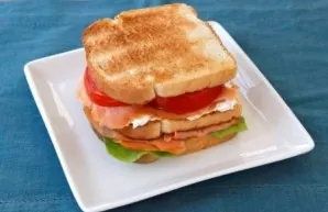 ,,Close,, the sandwich with a third slice of bread.