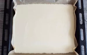 Take a large baking pan. Cover with baking paper. Pour the batter. Place in the oven, heated to 200 degrees, for 20-25 minutes.