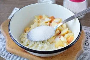 For the filling, mix the cottage cheese with the apple cubes, add sugar. Stir.