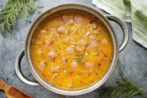 Add fried vegetables with sausages and finely chopped herbs to the soup. Cook for another couple of minutes and remove from heat.