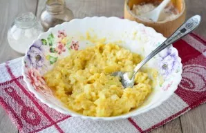 Stir the dough so that there are no lumps left. The dough should be thick.