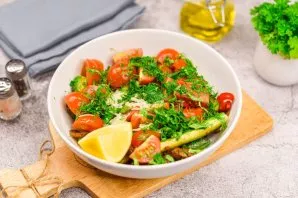Put the prepared vegetables and meat in a bowl, add chopped tomatoes, chopped garlic, chopped coriander and dill. Also add a little olive...