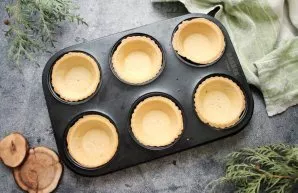 Put the tartlets in a hot oven and bake for 15 minutes until browned. Cool the prepared tartlets and carefully remove them.