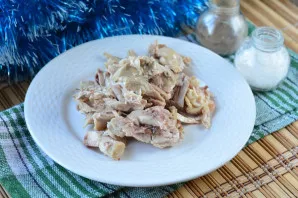 Then strain the broth into a separate bowl, separate the meat from the skin and bones.
