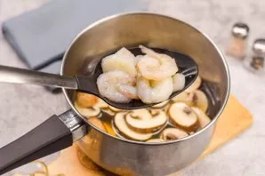 Now add shrimp to the soup. Bring to a boil, cook for no more than two minutes so that the shrimp does not become rubbery.