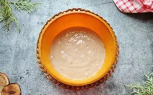 Pour the mass into a baking sheet with a diameter of 18 centimeters. The dough should be no higher than half the shape.