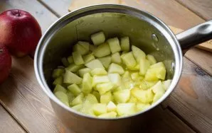 Simmer the apples over low heat until the sugar dissolves, but do not let the apple pieces boil completely.