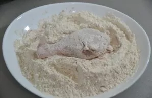 Pour vegetable oil into a deep frying pan, there must be quite a lot of it, the pan should be at least 1/3 full. Roll a piece of chicken ...