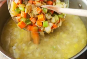 When the peas are cooked properly and become soft, put the fried vegetables in a saucepan.