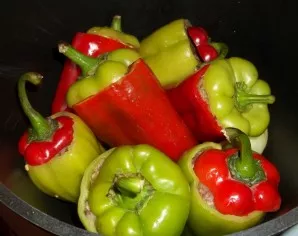 We distribute the peppers into a saucepan or pan with thick walls, cover the peppers from above with previously cut caps.