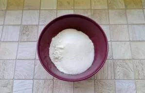 Add sugar and mix the dry ingredients of the dough.