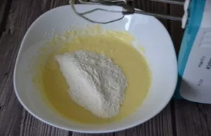 Put flour with baking powder in a bowl, stir the dough.