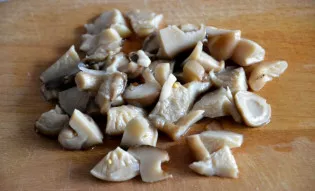 Chop the mushrooms (not too finely), cut pickled or canned cucumbers into strips.