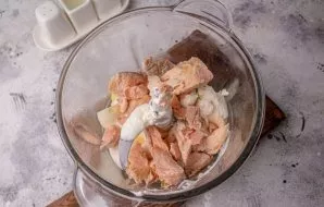 Add cooled fish and salt.