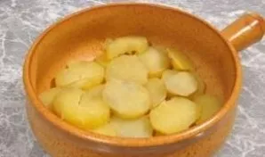 Put half of the boiled potatoes in a baking sheet. If the shape is ceramic, it is not necessary to lubricate it with oil.