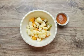 Pour honey into the salad and mix.